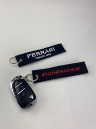 FERRARI, SLEUTELHANGER "#TOTHEMAXIMUM"